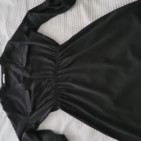 Dresss - Picture 2 of 3